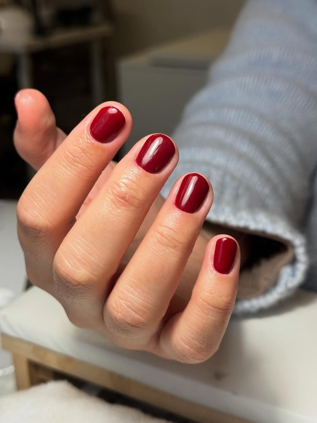 Manicure em vinho profundo