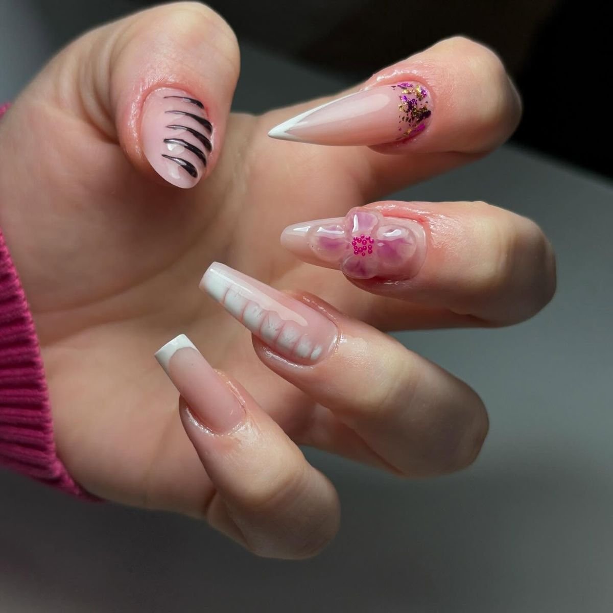 Nail art variada com detalhes em flor e glitter