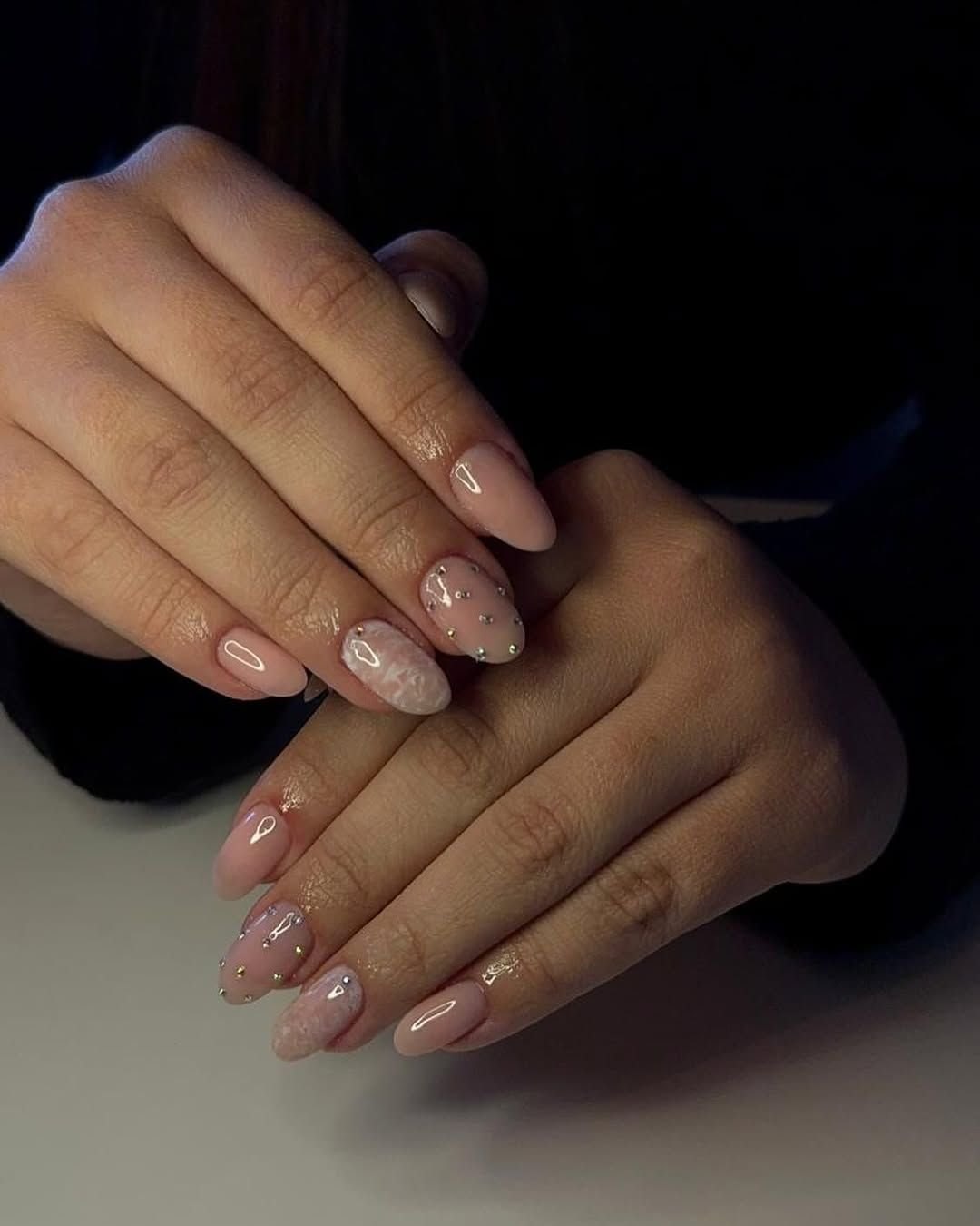 Nail art em mármore com strass
